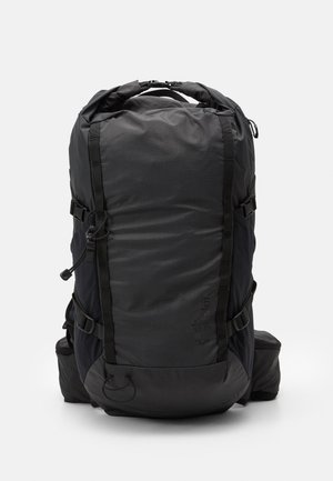Schwarzer Rucksack mit strukturierter Oberfläche, ausgestattet mit Trägern, Seitentaschen und einem Rolltop-Design. Verstärkte Unterseite mit Hardware-Akzenten.