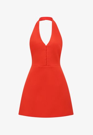 Abito rosso a collo all'americana con scollo a V profondo, corpino aderente e gonna svasata. Tessuto liscio con design minimalista e chiusura a un solo bottone.