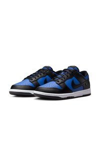 Sneakers nero e blu con tomaia in pelle liscia, punta forata e suola in gomma bianca. Presentano un accento del logo Nike nero.