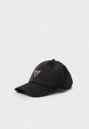 Casquette de baseball noire avec une visière courbée et un logo triangulaire doré Guess au centre avant, présentée sur un fond blanc uni.