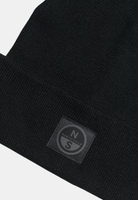 Berretto lavorato a maglia nero realizzato in materiale morbido, con un risvolto e un'etichetta circolare nera con il testo "NORTH SAILS" e "N S".