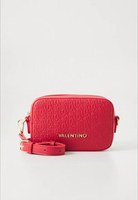 Mala tiracolo vermelha com padrão de logótipo em relevo, ferragens douradas e alça ajustável. Forma retangular com acabamento liso e texturizado.