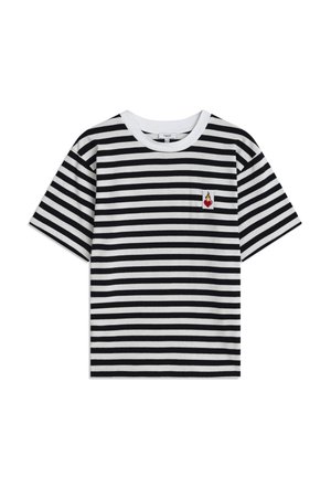Camiseta de rayas en blanco y negro con cuello redondo y mangas cortas. Presenta un pequeño logo de corazón en llamas bordado en el pecho.