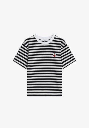 T-shirt a righe bianche e nere con scollatura rotonda e maniche corte. Presenta un piccolo logo di cuore infuocato ricamato sul petto.