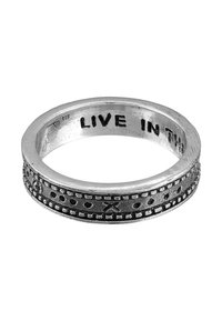 Sterling silver rengas sormus, jossa on litteä nauha, jossa on teksturoitu pinta ja kaiverrusteksti "ELÄ TÄSSÄ" sekä koristeelliset pistekuviot.
