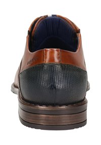 Herrenanzugschuh mit braunem Lederobermaterial, schwarzer strukturiertem Absatz und braunem gestapeltem Sohlen, von hinten betrachtet.