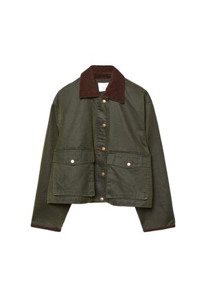 Veste courte vert olive avec col et poignets en corduroy marron, boutons-pression à l'avant, et deux grandes poches à rabat sur le devant.