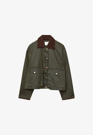 Veste courte vert olive avec col et poignets en corduroy marron, boutons-pression à l'avant, et deux grandes poches à rabat sur le devant.