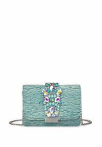 Bolso de tela texturizada en color turquesa con un cierre engastado en joyas que presenta diversas formas y colores. Incluye una correa de cadena plateada.