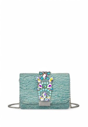 Bolso de tela texturizada en color turquesa con un cierre engastado en joyas que presenta diversas formas y colores. Incluye una correa de cadena plateada.
