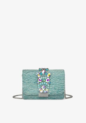 Bolso de tela texturizada en color turquesa con un cierre engastado en joyas que presenta diversas formas y colores. Incluye una correa de cadena plateada.