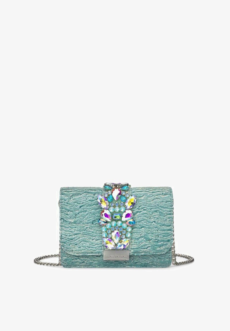 Bolso de tela texturizada en color turquesa con un cierre engastado en joyas que presenta diversas formas y colores. Incluye una correa de cadena plateada.