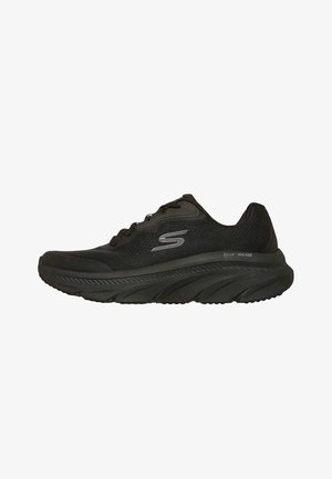 Zapatilla deportiva negra para caminar con parte superior de malla, cordones delanteros, suela acolchada y logotipo de Skechers gris en el lateral.