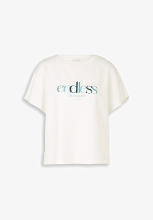 Valge lühikeste varrukatega T-särk, mille eesosas on sinise ja rohelise toonides tekst "endless summer", ümara kaelusega ja lõdva istuvusega.