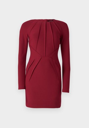 Vestido ajustado de manga larga en burdeos profundo. Presenta un diseño plisado en el cuerpo y los lados, con un escote redondo y una silueta estructurada.