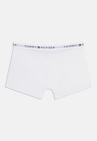 Λευκό γυναικείο σορτς εσώρουχο Tommy Hilfiger με ελαστική ζώνη μέσης με λογότυπο και χρώματα σημαίας.