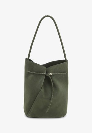 Dunkelgrüne Wildleder-Bucket-Bag mit geflochtenem Kordelzug und passendem geflochtenem Schulterriemen, vor weißem Hintergrund dargestellt.