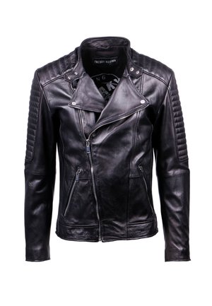 Chaqueta de cuero negra con hombros acolchados, cremallera frontal asimétrica y dos bolsillos laterales. Textura suave y diseño ajustado.