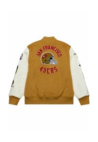 Giacca bomber con corpo marrone senape, maniche bianche, testo ricamato "San Francisco 49ers" e grafica di un casco da football.