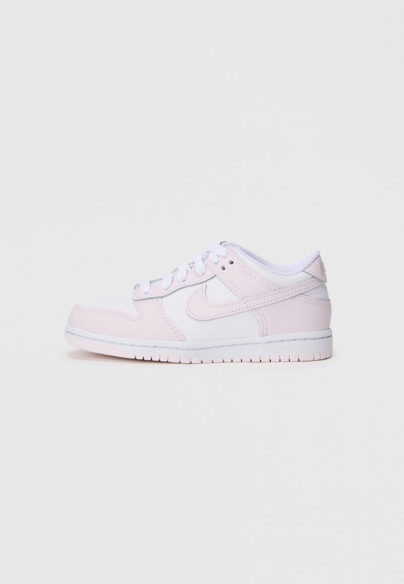 Svijetloroze tenisice s bijelim detaljima, s glatkom kožnom gornjom mrežicom, perforiranim prstom i bijelom gumiranom potplatom. Brend logotip sa strane.