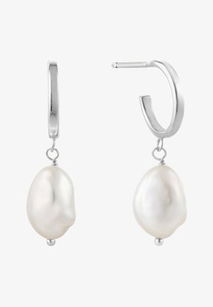Orecchini a cerchio in argento con un grande ciondolo in perla d'acqua dolce bianca irregolare, che mette in risalto una superficie liscia e una finitura lucida.