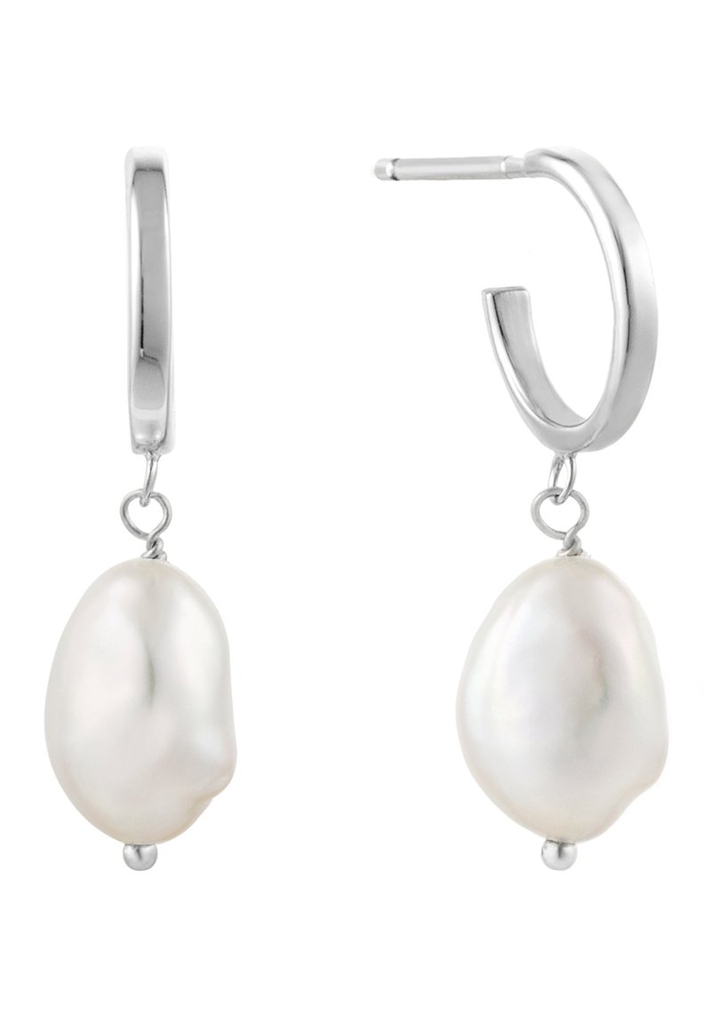 Silverfärgade örhängen i form av hoops med en stor, oregelbunden vit sötvattenspärla som hänge, som visar en mjuk textur och en polerad yta.