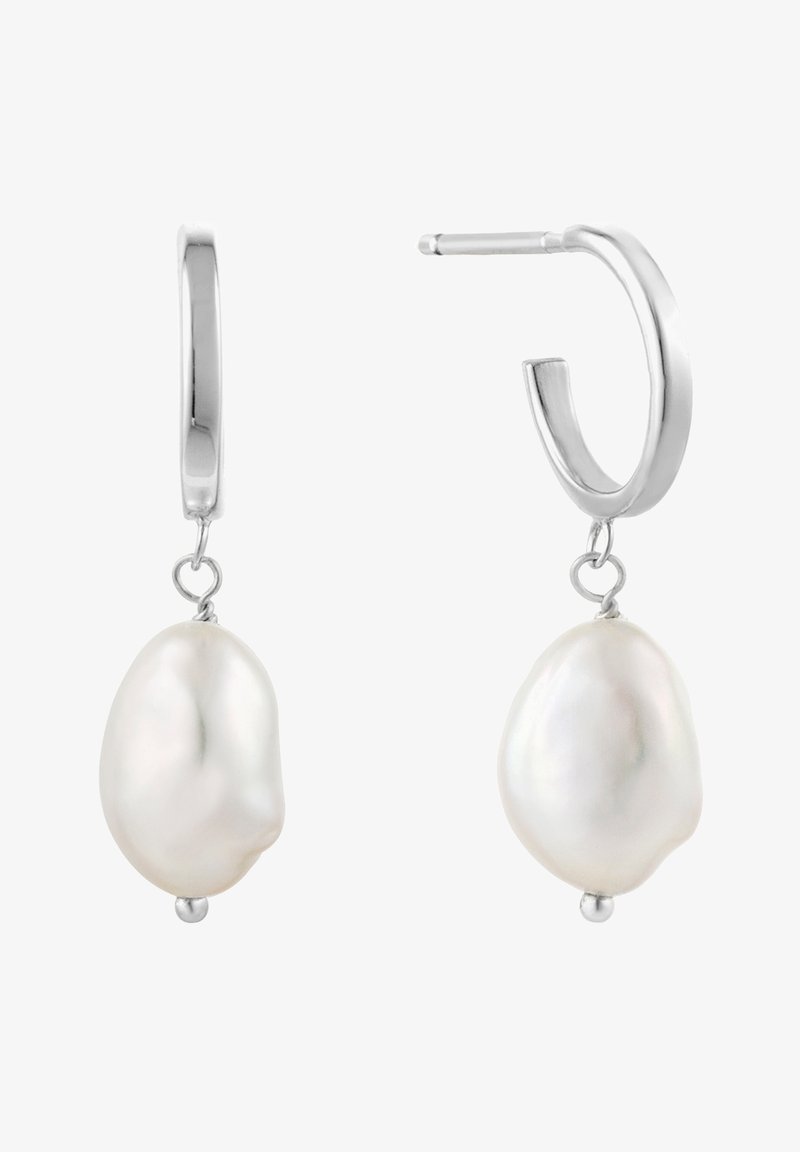 Silberne Creolen mit einem großen, unregelmäßigen Anhänger aus weißer Süßwasserperle, der eine glatte Textur und ein poliertes Finish aufweist.