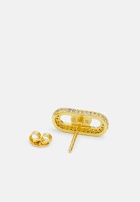 Orecchino ovale in oro con strass scintillanti e un lungo perno, accompagnato da una piccola chiusura circolare. Finitura texturizzata e lucida.
