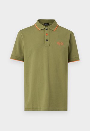 Polo a maniche corte verde oliva con bordo arancione su colletto e maniche, spiegatura a tre bottoni con un bottone arancione e logo Replay sul petto.