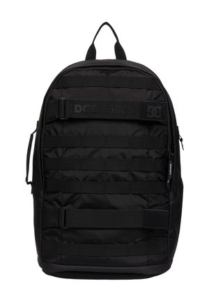 Sac à dos noir de style tactique avec plusieurs sangles horizontales, une poignée de transport supérieure, une poignée latérale et une fermeture éclair avec tirette de marque.