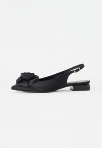 Zapato de tacón slingback negro hecho de tela suave, con un prominente detalle de flor de tela en la puntera redondeada y un tacón bajo en bloque.