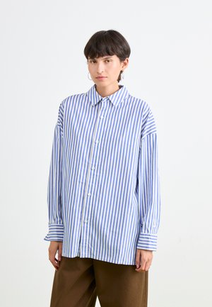 Chemise à manches longues à rayures bleues et blanches, avec un col classique et une coupe décontractée, agrémentée de poignets. Tissu texturé.