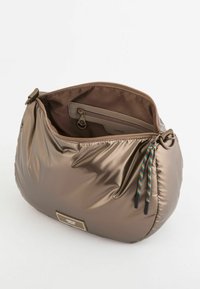 Metallic bronze håndtaske med en blød, glansfuld overflade, snøret top, indvendig lomme og en farverig snor som accent.