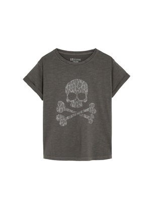 Camiseta gris oscuro de manga corta con puños doblados y un gráfico frontal de una calavera y huesos cruzados con estampado de leopardo.