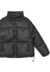 Giacca nera imbottita con colletto alto, chiusura frontale a bottoni, tasche laterali, realizzata in un materiale liscio e testurizzato. Presenta un orlo regolabile.