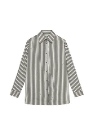 Camisa de botones a rayas con mangas largas, presenta estrechas rayas verticales en negro y blanco, cuello puntiagudo y puños contrastantes.