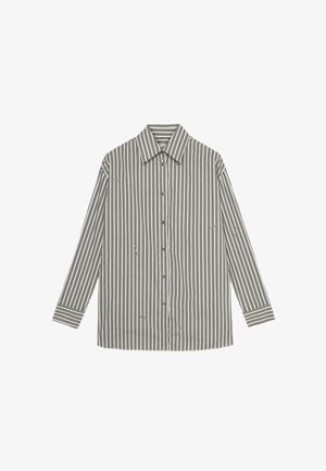 Camisa de botones a rayas con mangas largas, presenta estrechas rayas verticales en negro y blanco, cuello puntiagudo y puños contrastantes.