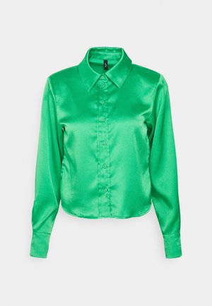 Groen satijnen shirt met lange mouwen, een puntige kraag en een knoopsluiting aan de voorkant, met een gladde, glanzende textuur en een afgeronde zoom.
