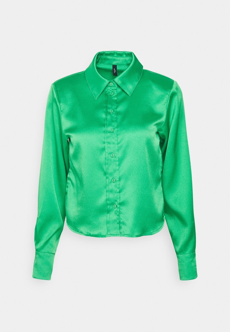 Chemise longue en satin vert à manches longues, avec un col pointu et un devant boutonné, présentant une texture lisse et brillante ainsi qu'un ourlet incurvé.