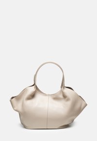 Borsa tote in pelle beige con una forma morbida e arrotondata, due manici corti e un design leggermente plissè, caratterizzata da una texture liscia e senza hardware visibile.