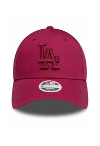 Gorra de béisbol color burdeos con un logotipo bordado de "LA". Presenta un borde curvado y una correa ajustable. Fabricada con un tejido duradero y de textura suave.