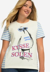 Koszulka z krótkim rękawem w kolorze kremowym z niebieskimi paskowanymi rękawami. Posiada grafikę pingwina w okularach przeciwsłonecznych w kształcie kwiatów oraz wyraźny napis "KYSSE SOLEN."