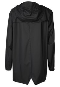 Musta vedenkestävä takki hupulla, jossa on sileä ulkopinta, pitkät hihat ja pidempi takahelma peittoa varten.