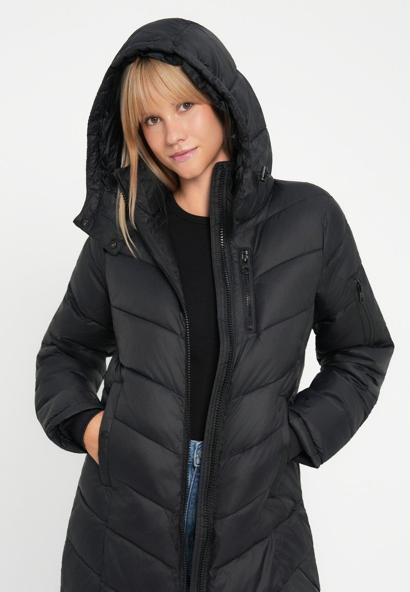 Schwarze Pufferjacke mit Kapuze, mit gesteppter Optik, Reißverschluss vorne und seitlichen Taschen. Glatte Textur und leichtes Material.