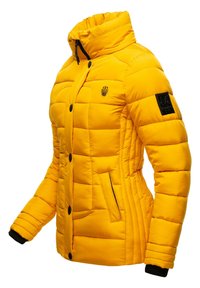 Chaqueta acolchada amarilla con cuello alto, acentos negros, botones a presión y bolsillos laterales con cremallera; tejido texturizado con un diseño ajustado.