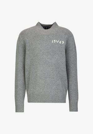 Grijze wollen trui met een hoge hals, geribbelde zoom en mouwen. Heeft witte gedrukte tekst "19V69" op de voorkant links.