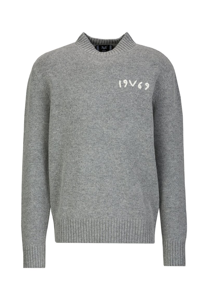 Grau gestrickter Pullover mit hohem Kragen, geripptem Saum und Bündchen. Auf der linken Vorderseite befindet sich der weiß gedruckte Text "19V69".