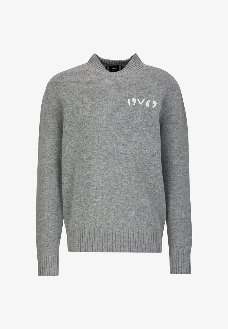 Grau gestrickter Pullover mit hohem Kragen, geripptem Saum und Bündchen. Auf der linken Vorderseite befindet sich der weiß gedruckte Text "19V69".