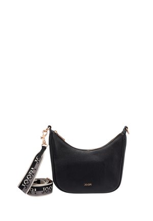 Sort læder skuldertaske med en glat overflade, lynlås i guldfarve og aftagelig rem med logo-mønster.