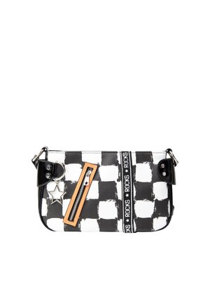 Kleine rechteckige Tasche mit schwarz-weiß kariertem Muster, seitlichem Stern-Schlüsselanhänger, vertikalem "ROCKS" Riemen und diagonalem Reißverschluss-Detail.